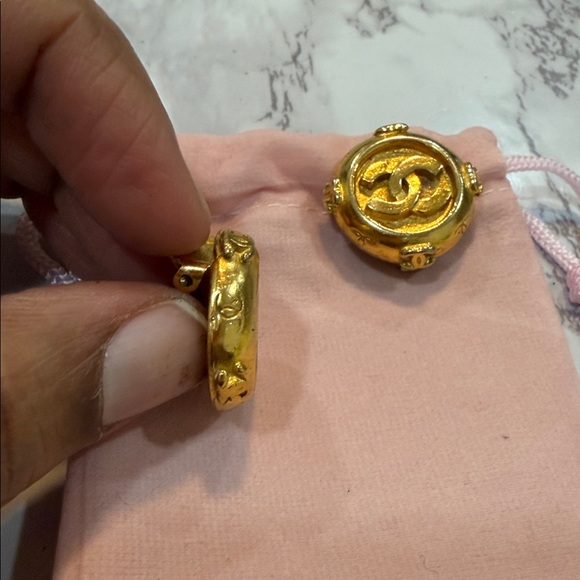 CHANEL CoCo Mark clip on earrings - Picture 3 of 4